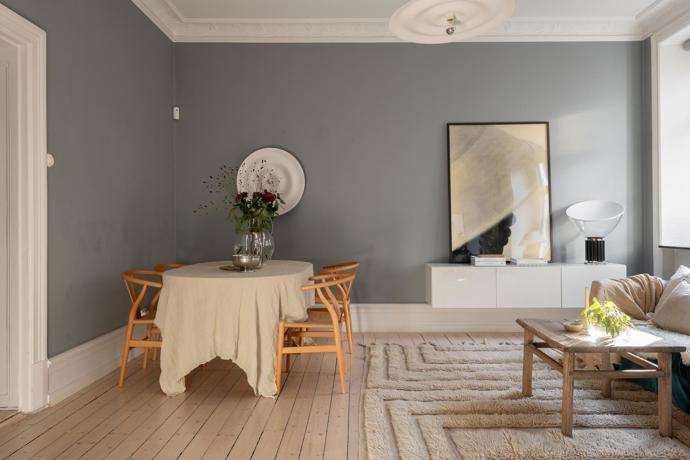 Bydlení jako z dobového filmu: Stylová elegance s balkónem a starosvětskou atmosférou
