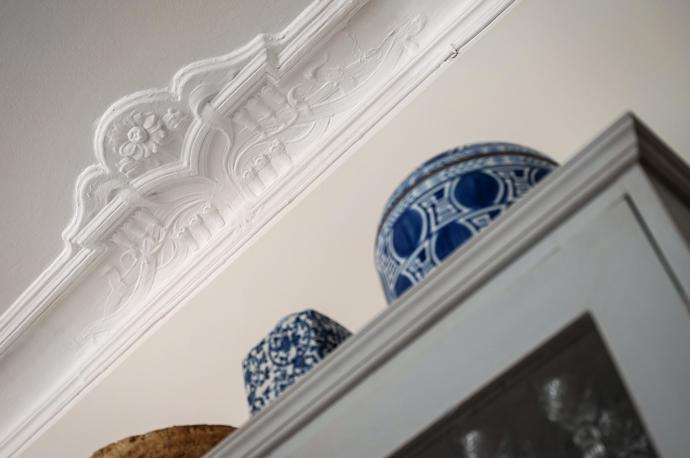 Patříte-li mezi milovníky skandinávského a rustikálního stylu bydlení, budete z tohoto bytu nadšení. Dvoupokojový stoletý interiér je zařízený klasicky a nabízí pravou domácí atmosféru. 
