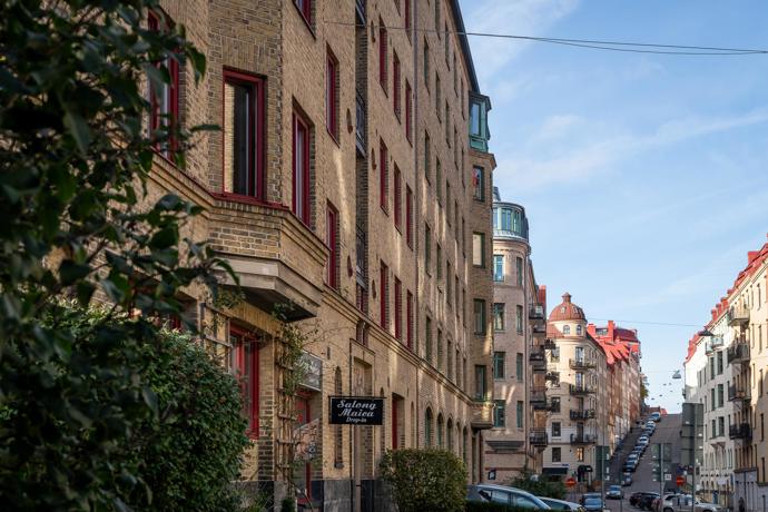 Tento nádherný byt najdeme v domě postaveném už v roce 1928. Na pouhých 35,5 m² je vše potřebné pro pohodlný městský život. Představujeme dokonalý domov pro milovníky minimalismu i ty, kteří potřebují mít kolem sebe hezky.
Tento nádherný byt najdeme v domě postaveném už v roce 1928. Na pouhých 35,5 m² je vše potřebné pro pohodlný městský život. Představujeme dokonalý domov pro milovníky minimalismu i ty, kteří potřebují mít kolem sebe hezky.