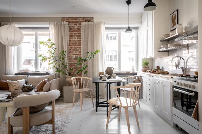 Tento nádherný byt najdeme v domě postaveném už v roce 1928. Na pouhých 35,5 m² je vše potřebné pro pohodlný městský život. Představujeme dokonalý domov pro milovníky minimalismu i ty, kteří potřebují mít kolem sebe hezky.
Tento nádherný byt najdeme v domě postaveném už v roce 1928. Na pouhých 35,5 m² je vše potřebné pro pohodlný městský život. Představujeme dokonalý domov pro milovníky minimalismu i ty, kteří potřebují mít kolem sebe hezky.