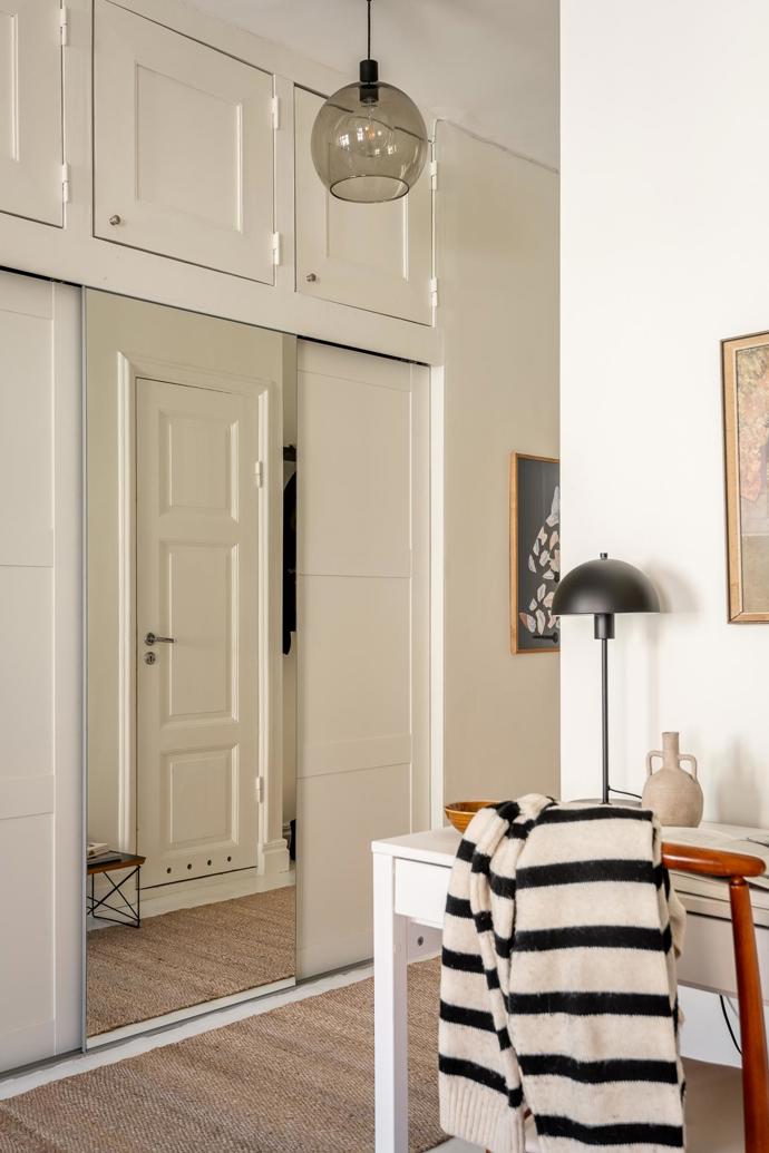 Tento nádherný byt najdeme v domě postaveném už v roce 1928. Na pouhých 35,5 m² je vše potřebné pro pohodlný městský život. Představujeme dokonalý domov pro milovníky minimalismu i ty, kteří potřebují mít kolem sebe hezky.
Tento nádherný byt najdeme v domě postaveném už v roce 1928. Na pouhých 35,5 m² je vše potřebné pro pohodlný městský život. Představujeme dokonalý domov pro milovníky minimalismu i ty, kteří potřebují mít kolem sebe hezky.