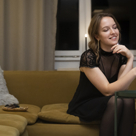 Paní Marie má svou snachu ráda a když porodila dceru a měla problémy, snažila se jí být nápomocná. Dělala vše, o co byla požádána, hlavně aby se snacha moc nenamáhala.
