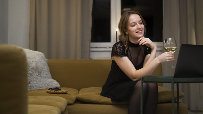 Paní Marie má svou snachu ráda a když porodila dceru a měla problémy, snažila se jí být nápomocná. Dělala vše, o co byla požádána, hlavně aby se snacha moc nenamáhala.
