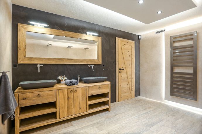 Koupelny v chatě Medovka jsou zařízeny v moderním stylu s použitím přírodních materiálů, kde elegantní dřevěné prvky harmonizují s minimalistickým designem.
Koupelny v chatě Medovka jsou zařízeny v moderním stylu s použitím přírodních materiálů, kde elegantní dřevěné prvky harmonizují s minimalistickým designem.