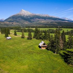 Chata Medovka je obklopena pestrou nabídkou aktivit, od jízdy na koni po horskou turistiku, což z ní činí ideální místo pro milovníky přírody.
