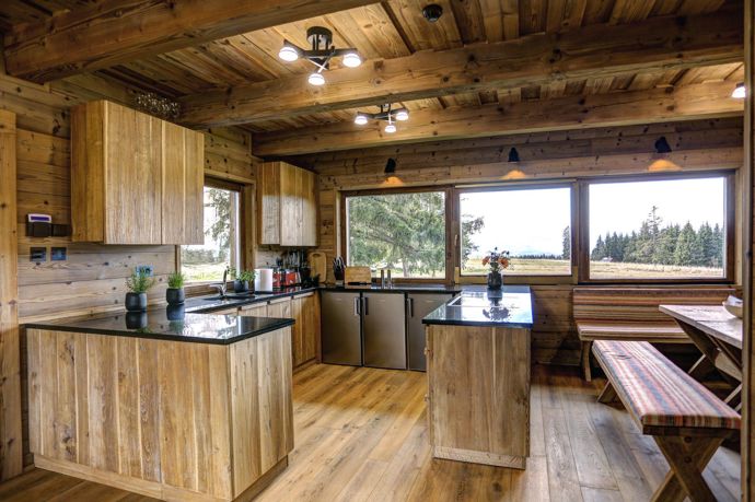 Moderní kuchyňský ostrůvek efektivně odděluje kuchyňský kout od jídelní části, přičemž zachovává plynulý design.
Moderní kuchyňský ostrůvek efektivně odděluje kuchyňský kout od jídelní části, přičemž zachovává plynulý design.