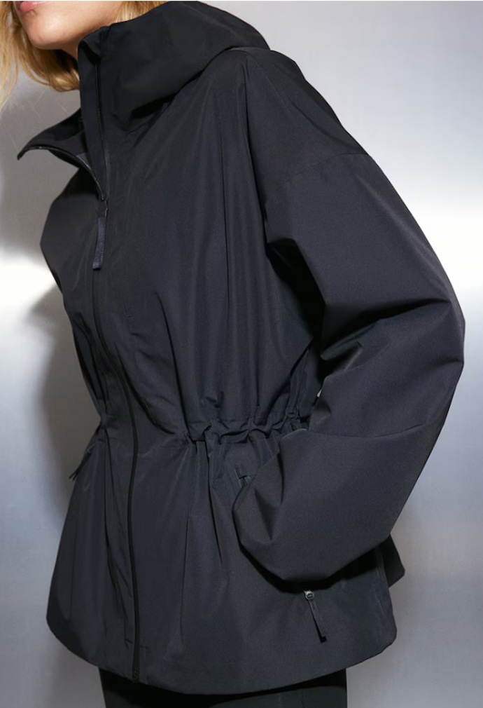 Bunda do deště z materiálu StormMove™, H&M, 2 199 Kč
