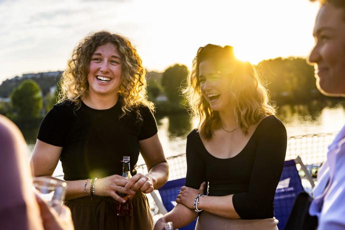 Obě se shodují, že Zosia je ta více emocionální a skvělá v komunikaci s veřejností, zatímco Sára je spíše extrovertní a racionální typ.
