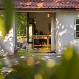 Rozlehlá zahrada, sousedi daleko, zato les blízko. To je splněný sen manželů, kteří chalupu koupili a s pomocí studia Miramari z ní vytvořili dokonalý nový domov. S majiteli se dohodli, že zůstane jen střecha a obvodové zdivo.
Rozlehlá zahrada, sousedi daleko, zato les blízko. To je splněný sen manželů, kteří chalupu koupili a s pomocí studia Miramari z ní vytvořili dokonalý nový domov. S majiteli se dohodli, že zůstane jen střecha a obvodové zdivo.