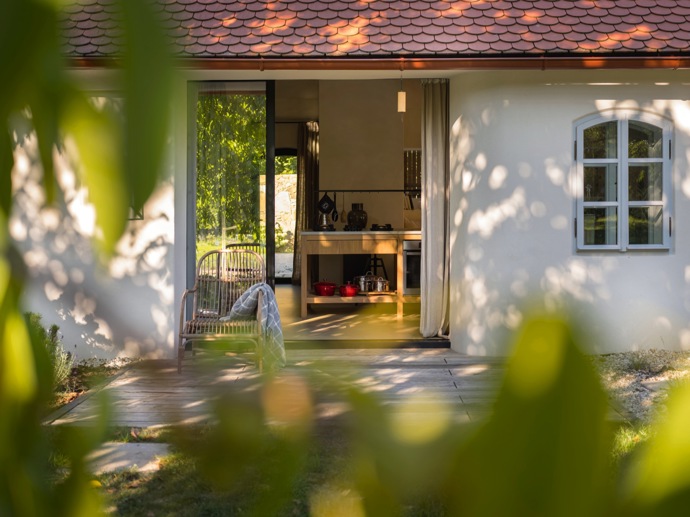 Rozlehlá zahrada, sousedi daleko, zato les blízko. To je splněný sen manželů, kteří chalupu koupili a s pomocí studia Miramari z ní vytvořili dokonalý nový domov. S majiteli se dohodli, že zůstane jen střecha a obvodové zdivo.

 
