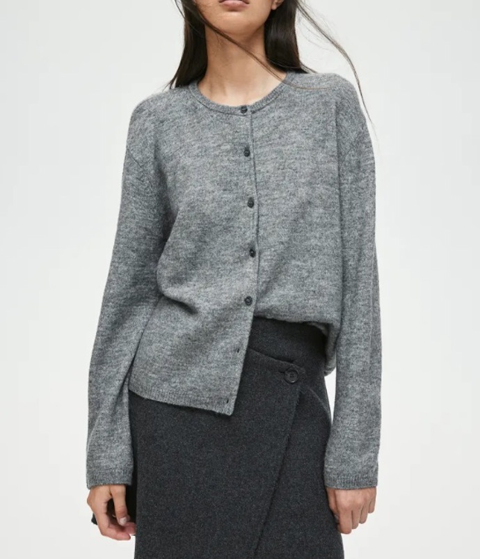 Propínací svetr Loose Fit, H&M, 549 Kč
Propínací svetr Loose Fit, H&M, 549 Kč