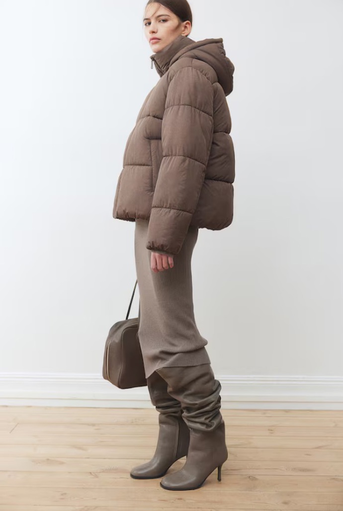 Vatovaná bunda s kapucí, H&M, 1 069 Kč
Vatovaná bunda s kapucí, H&M, 1 069 Kč