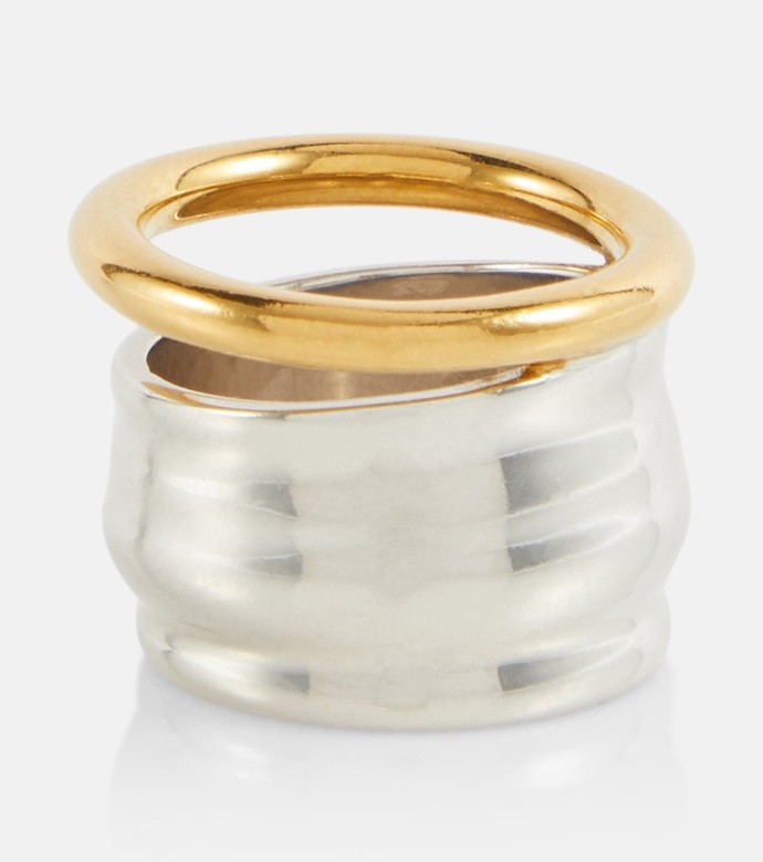Prsten v kombinaci kovů Nappa Knot sterling silver ring, Loewe, 550 eur
Prsten v kombinaci kovů Nappa Knot sterling silver ring, Loewe, 550 eur
