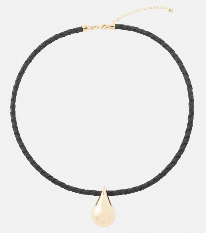 Kožený náhrdelník Water Droplet 14kt gold and leather necklace, Mateo, 3360 eur
Kožený náhrdelník Water Droplet 14kt gold and leather necklace, Mateo, 3360 eur