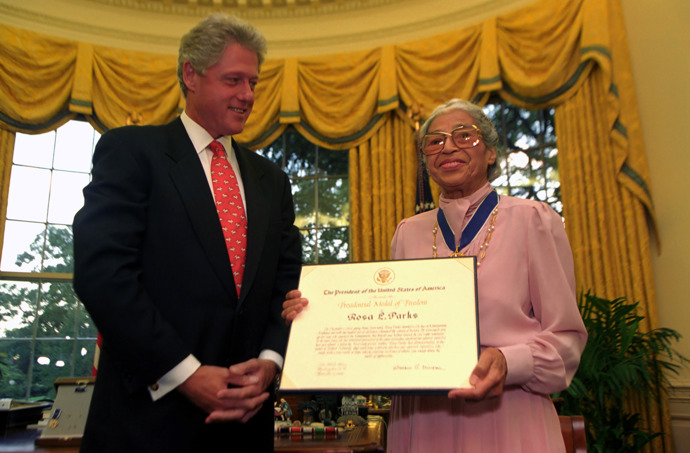 Rosa Parks a bývalý prezident USA, Bill Clinton.
Rosa Parks a bývalý prezident USA, Bill Clinton.