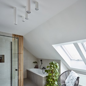 Změnit koncepčně se nemělo vlastně nic. Vše od umyvadla přes skříně po toaletu mělo zůstat na svém místě. Designově naopak všechno. Styl přelomu tisíciletí má svá slavná léta za sebou. Dnes má koupelna moderní šmrnc. 
