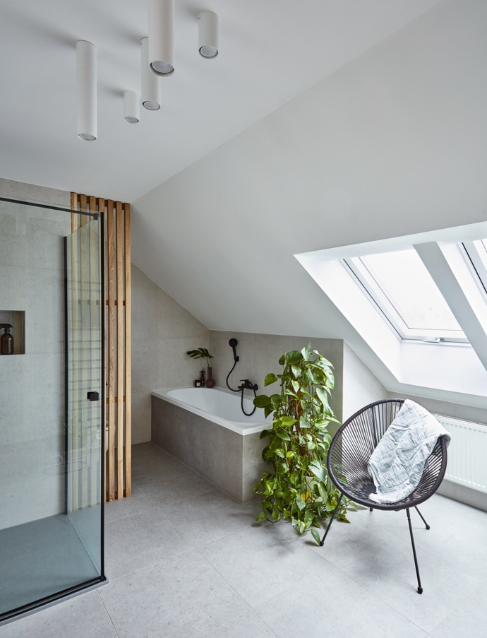 Změnit koncepčně se nemělo vlastně nic. Vše od umyvadla přes skříně po toaletu mělo zůstat na svém místě. Designově naopak všechno. Styl přelomu tisíciletí má svá slavná léta za sebou. Dnes má koupelna moderní šmrnc. 
