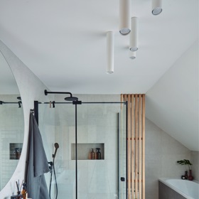 Změnit koncepčně se nemělo vlastně nic. Vše od umyvadla přes skříně po toaletu mělo zůstat na svém místě. Designově naopak všechno. Styl přelomu tisíciletí má svá slavná léta za sebou. Dnes má koupelna moderní šmrnc. 
