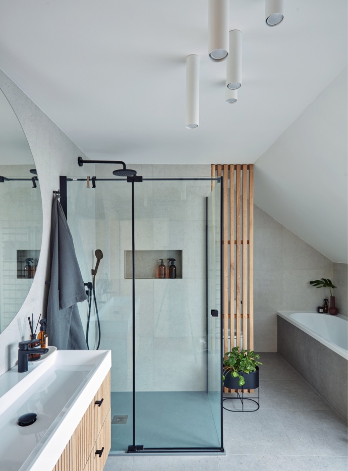 Změnit koncepčně se nemělo vlastně nic. Vše od umyvadla přes skříně po toaletu mělo zůstat na svém místě. Designově naopak všechno. Styl přelomu tisíciletí má svá slavná léta za sebou. Dnes má koupelna moderní šmrnc. 
