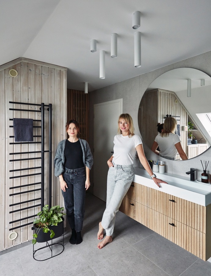 Změnit koncepčně se nemělo vlastně nic. Vše od umyvadla přes skříně po toaletu mělo zůstat na svém místě. Designově naopak všechno. Styl přelomu tisíciletí má svá slavná léta za sebou. Dnes má koupelna moderní šmrnc. 
