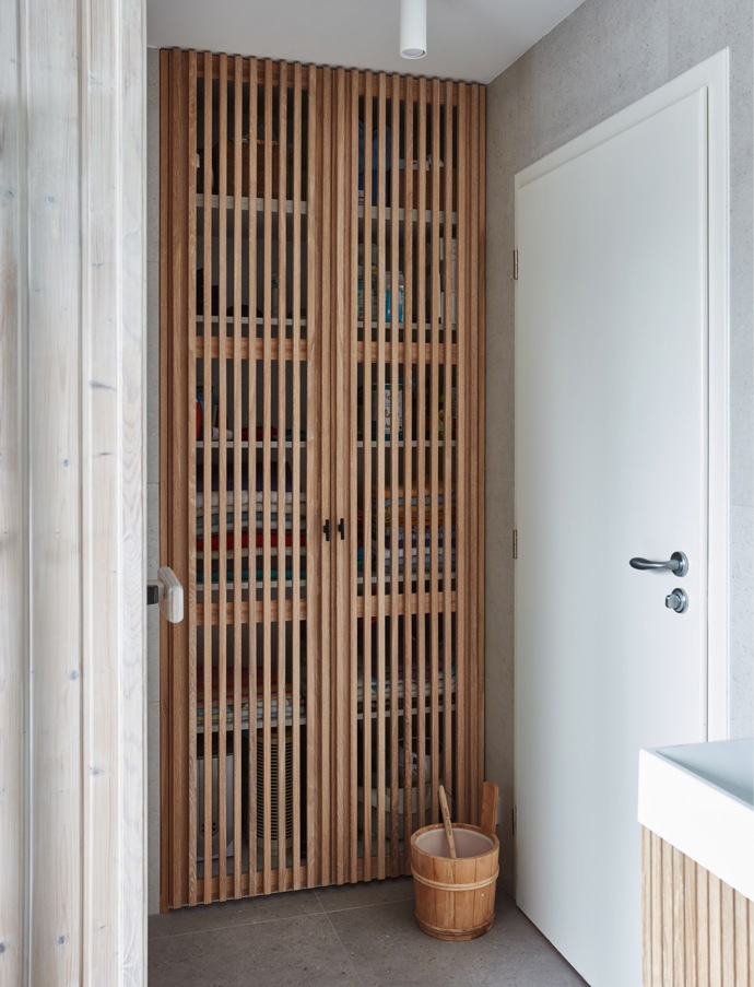 Změnit koncepčně se nemělo vlastně nic. Vše od umyvadla přes skříně po toaletu mělo zůstat na svém místě. Designově naopak všechno. Styl přelomu tisíciletí má svá slavná léta za sebou. Dnes má koupelna moderní šmrnc. 
