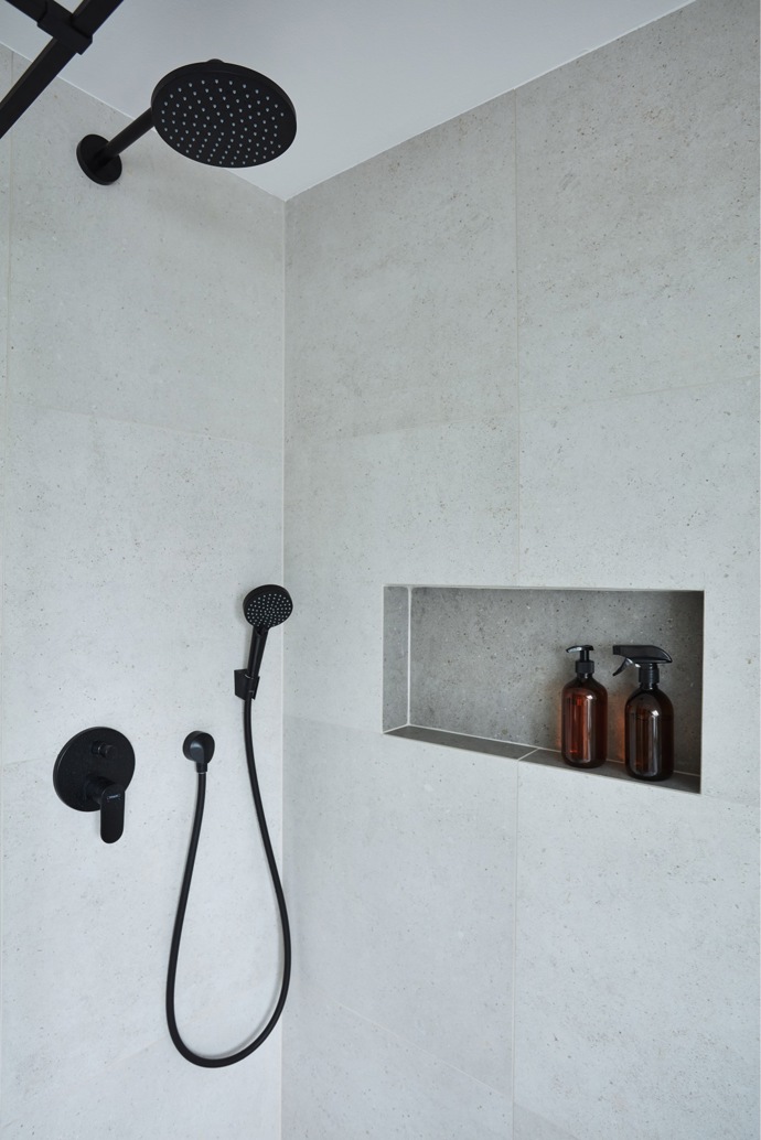 Změnit koncepčně se nemělo vlastně nic. Vše od umyvadla přes skříně po toaletu mělo zůstat na svém místě. Designově naopak všechno. Styl přelomu tisíciletí má svá slavná léta za sebou. Dnes má koupelna moderní šmrnc. 
