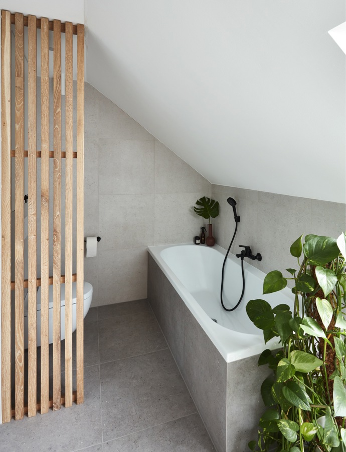 Změnit koncepčně se nemělo vlastně nic. Vše od umyvadla přes skříně po toaletu mělo zůstat na svém místě. Designově naopak všechno. Styl přelomu tisíciletí má svá slavná léta za sebou. Dnes má koupelna moderní šmrnc. 
