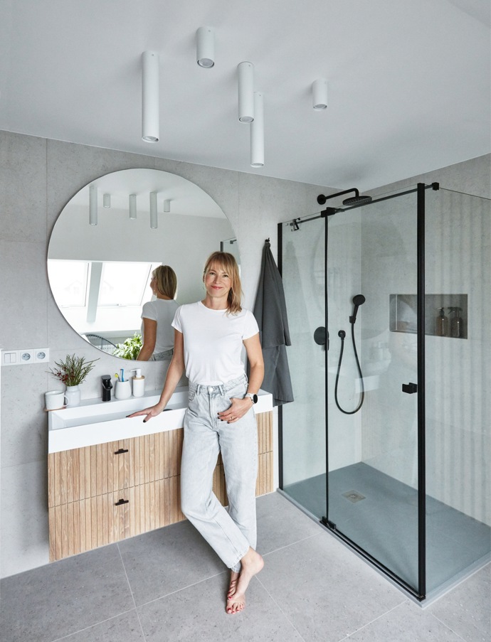 Změnit koncepčně se nemělo vlastně nic. Vše od umyvadla přes skříně po toaletu mělo zůstat na svém místě. Designově naopak všechno. Styl přelomu tisíciletí má svá slavná léta za sebou. Dnes má koupelna moderní šmrnc. 
