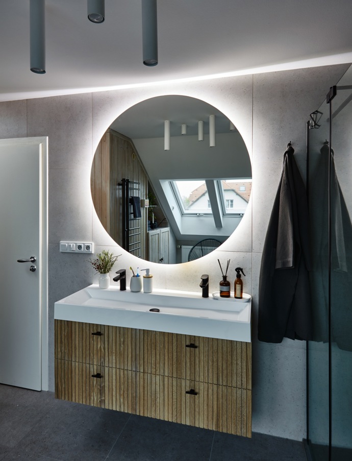 Změnit koncepčně se nemělo vlastně nic. Vše od umyvadla přes skříně po toaletu mělo zůstat na svém místě. Designově naopak všechno. Styl přelomu tisíciletí má svá slavná léta za sebou. Dnes má koupelna moderní šmrnc. 
