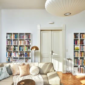 Dlouholetou předplatitelku Marianne Bydlení, stále aktivní středoškolskou profesorku Milenu, odjakživa baví sledovat interiérový design a trendy. S novou podobou obývacího pokoje si ale nevěděla rady. Vyslali jsme k ní designérku Alexandru Dýckovou a podle všeho si obě dámy padly do oka!
