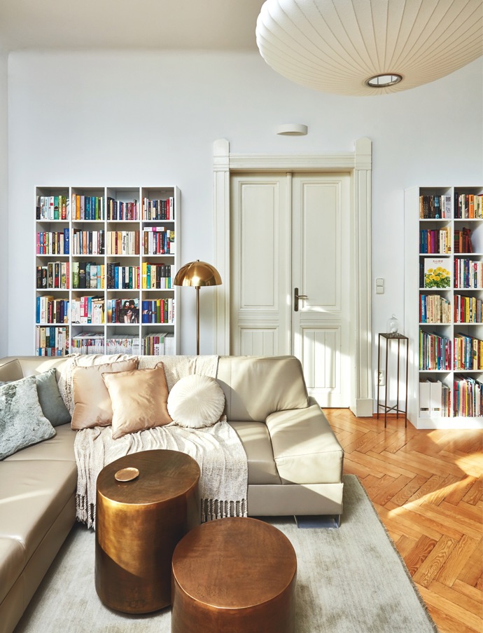 Dlouholetou předplatitelku Marianne Bydlení, stále aktivní středoškolskou profesorku Milenu, odjakživa baví sledovat interiérový design a trendy. S novou podobou obývacího pokoje si ale nevěděla rady. Vyslali jsme k ní designérku Alexandru Dýckovou a podle všeho si obě dámy padly do oka!
