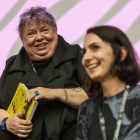 Libuše Jarcovjáková s režisérkou Klárou Tasovskou na Letní filmové škole 2024.
