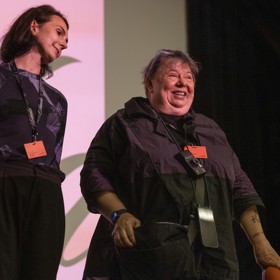 Libuše Jarcovjáková s režisérkou Klárou Tasovskou na Letní filmové škole 2024.
