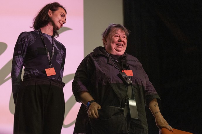 Libuše Jarcovjáková s režisérkou Klárou Tasovskou na Letní filmové škole 2024.
