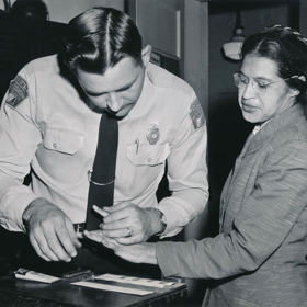 Rosa Parks při snímání otisků prstů v roce 1956, kdy byla označena a obviněna jako jedna z hlavních osob vedoucích bojkot autobusů v Montgomery.
