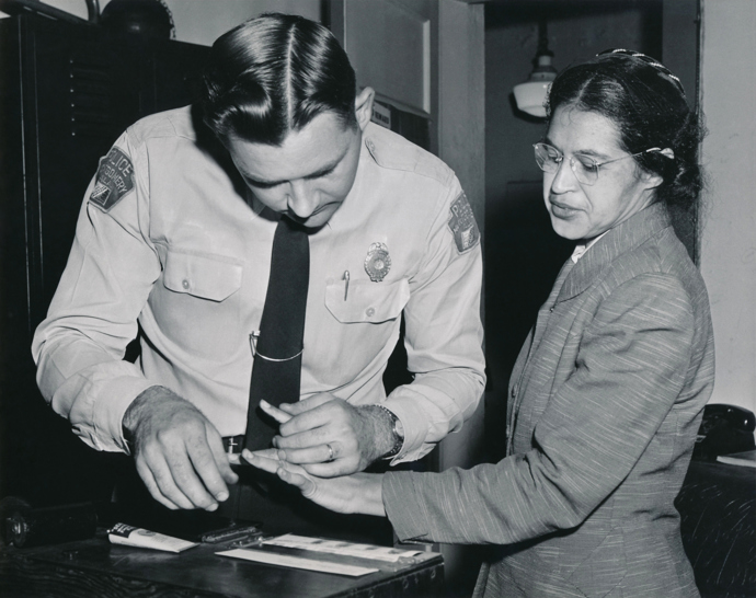 Rosa Parks při snímání otisků prstů v roce 1956, kdy byla označena a obviněna jako jedna z hlavních osob vedoucích bojkot autobusů v Montgomery.
Rosa Parks při snímání otisků prstů v roce 1956, kdy byla označena a obviněna jako jedna z hlavních osob vedoucích bojkot autobusů v Montgomery.