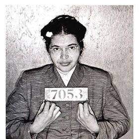 Rosa Parks po zatčení policií potom, co odmítla uvolnit místo v autobuse bělochovi.

