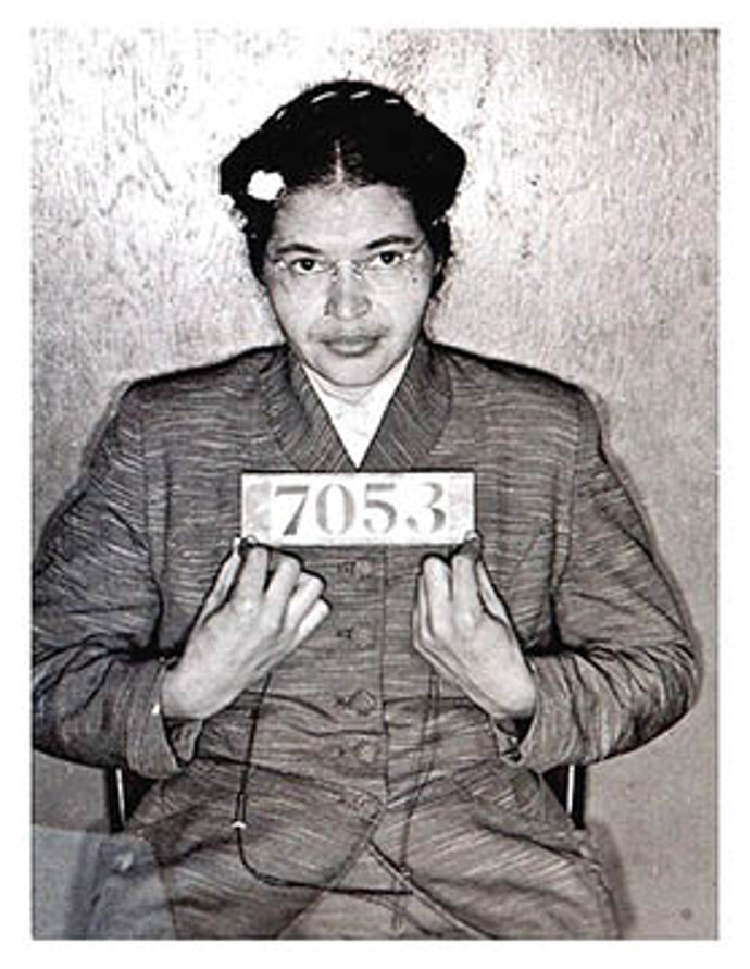 Rosa Parks po zatčení policií potom, co odmítla uvolnit místo v autobuse bělochovi.
Rosa Parks po zatčení policií potom, co odmítla uvolnit místo v autobuse bělochovi.