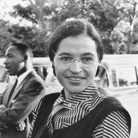 Rosa Parks a Martin Luther King Jr. v pozadí.
