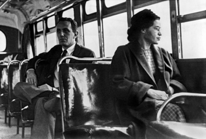 Rosa Parks v jednom z autobusů v Montgomery. Za ní sedí reportér z United Press International (UPI).
Rosa Parks v jednom z autobusů v Montgomery. Za ní sedí reportér z United Press International (UPI).