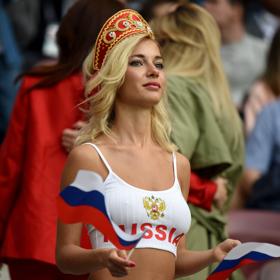 Rusky. Královny žebříčků krásy. Kromě toho, že jsou skutečně na první pohled rozeznatelné, jsou údajně i skvělé manželky. Mají smysl pro rodinu, udržují teplo rodinného krbu a i doma chodí perfektně upravené tak, jak to muži milují.

