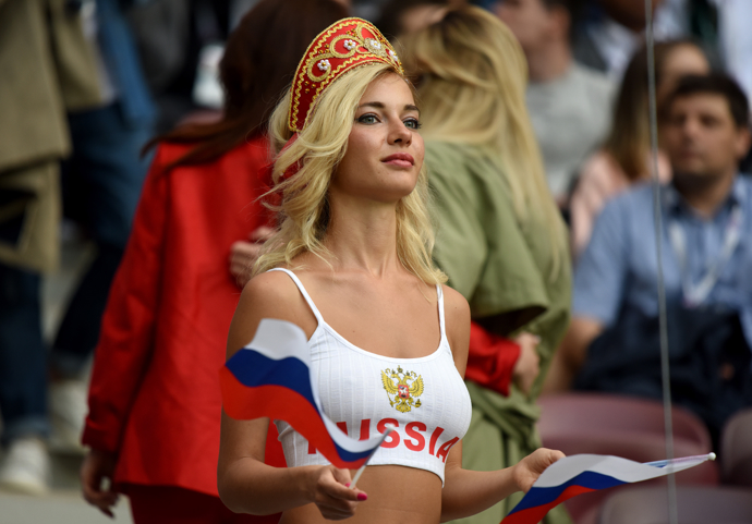 Rusky. Královny žebříčků krásy. Kromě toho, že jsou skutečně na první pohled rozeznatelné, jsou údajně i skvělé manželky. Mají smysl pro rodinu, udržují teplo rodinného krbu a i doma chodí perfektně upravené tak, jak to muži milují.
