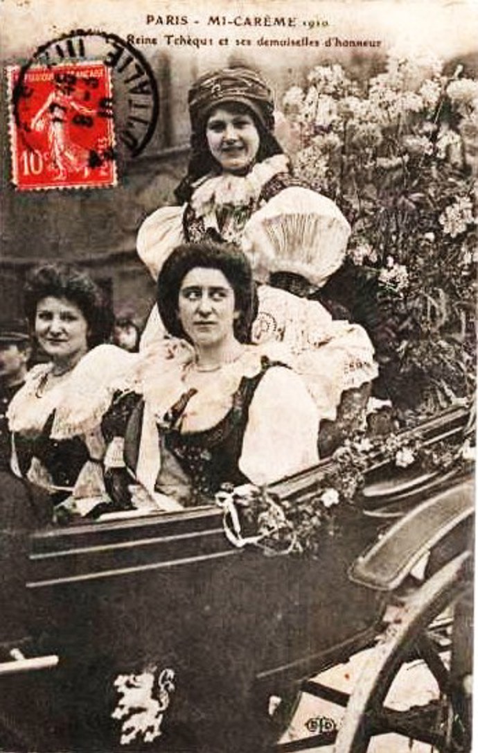 Česká královna Růžena Brázdová a sestry Vaňkovy, její družičky v Paříži v roce 1910.
 
