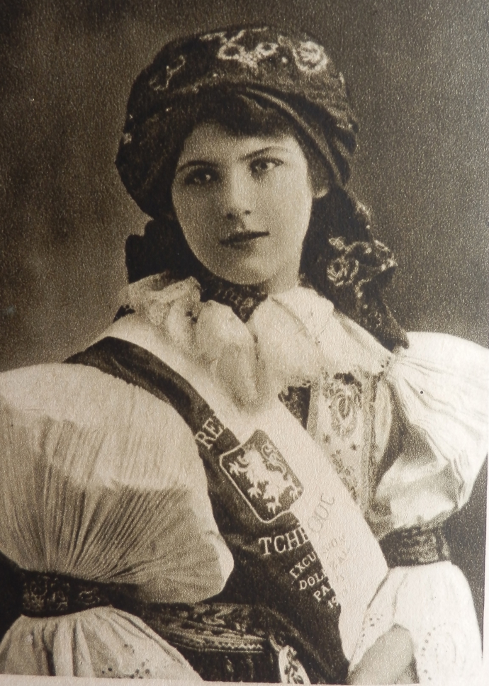 Růžena Brožová, první česká královna krásy (1910)
