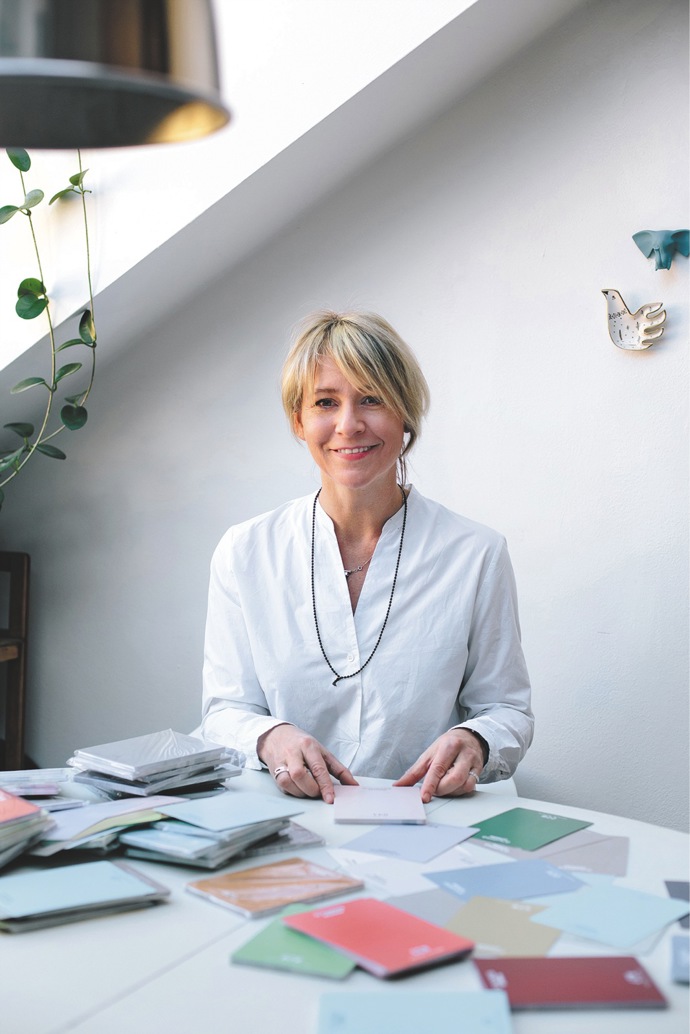 Dlouholetou předplatitelku Marianne Bydlení, stále aktivní středoškolskou profesorku Milenu, odjakživa baví sledovat interiérový design a trendy. S novou podobou obývacího pokoje si ale nevěděla rady. Vyslali jsme k ní designérku Alexandru Dýckovou a podle všeho si obě dámy padly do oka!
