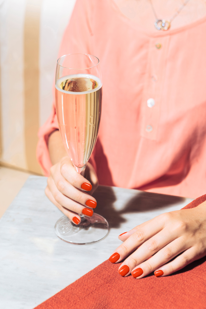 Alkoholu propadá stále více lidí a těla vysílají varovné signály
