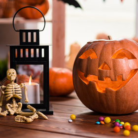 Strašidelné dekorace vytvoří perfektní halloweenskou atmosféru.