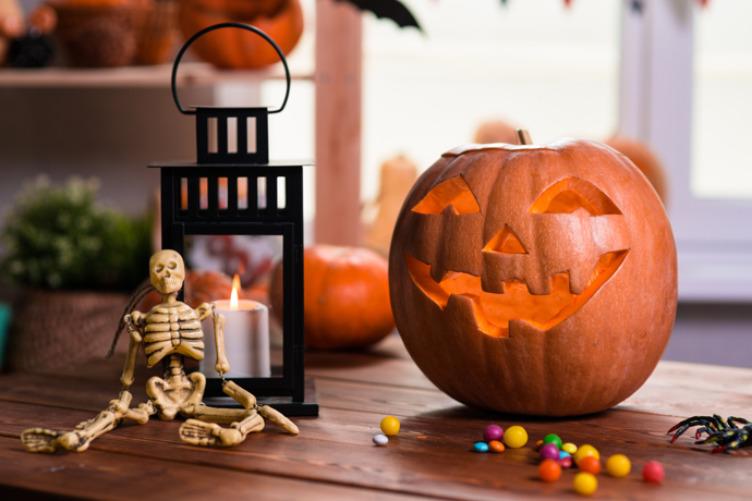 Strašidelné dekorace vytvoří perfektní halloweenskou atmosféru.