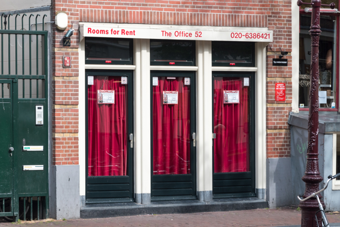 Prostituce má mnoho podob. V amsterodamské Čtvrti červených luceren bývalo až 400 pokojů, za jejichž okny se prostitutky vystavovaly, dnes jsou spíše atrakcí pro zvědavé turisty
Prostituce má mnoho podob. V amsterodamské Čtvrti červených luceren bývalo až 400 pokojů, za jejichž okny se prostitutky vystavovaly, dnes jsou spíše atrakcí pro zvědavé turisty