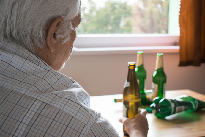 Alkoholu propadá stále více lidí a těla vysílají varovné signály
